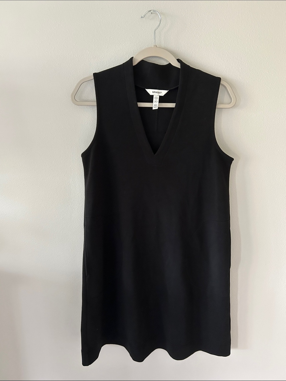 SPANX Black V-Neck Sleeveless Shift Dress - Minimalist A-Line